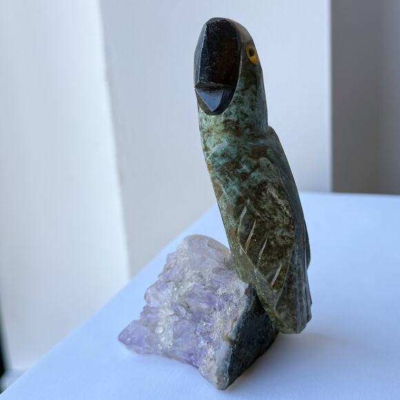Green Parrot Bird Perched on Amethyst Crystal Stone Figurine Gemstone 4 1/2" - Picture 4 of 10